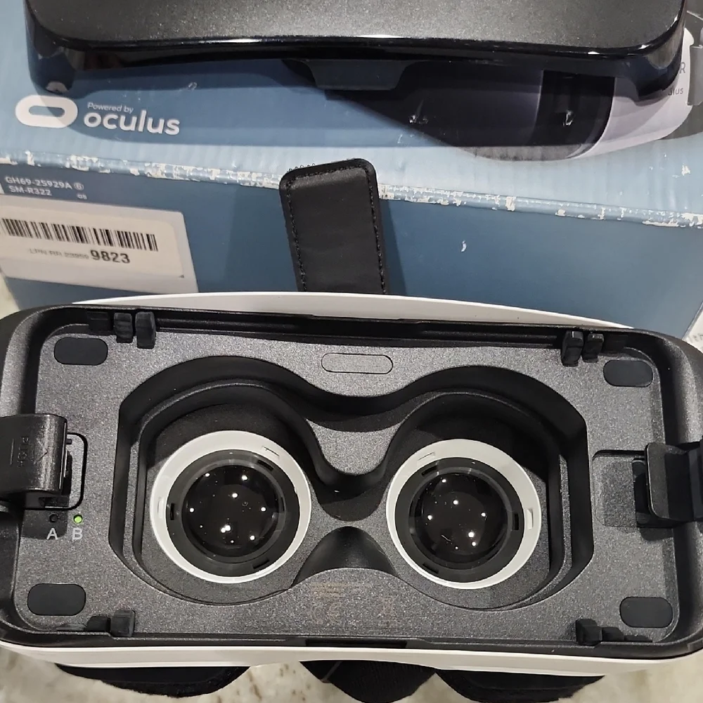 Samsung Gear VR Headset - Black and White
